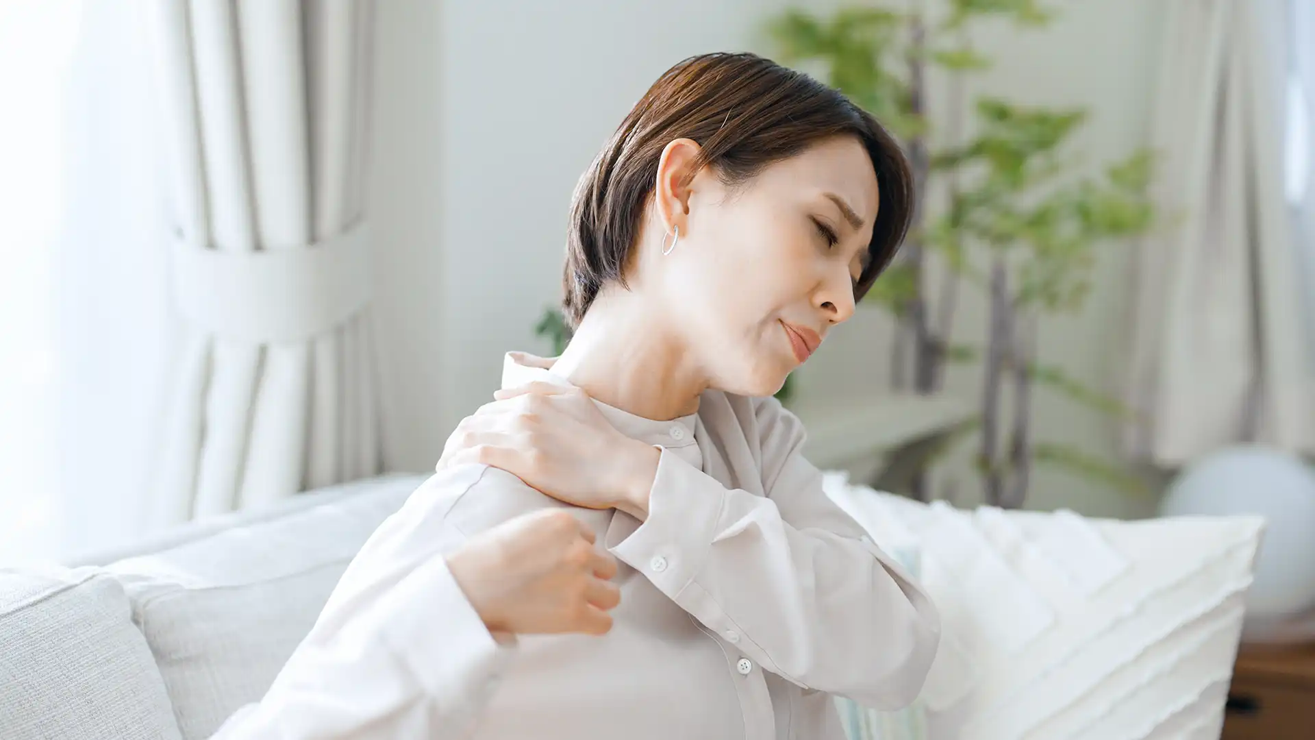 Is Frozen Shoulder a Symptom of Menopause? Middle aged women experiencing shoulder pain.