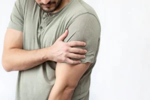 What Are Two Warning Signs of a Rotator Cuff Tear