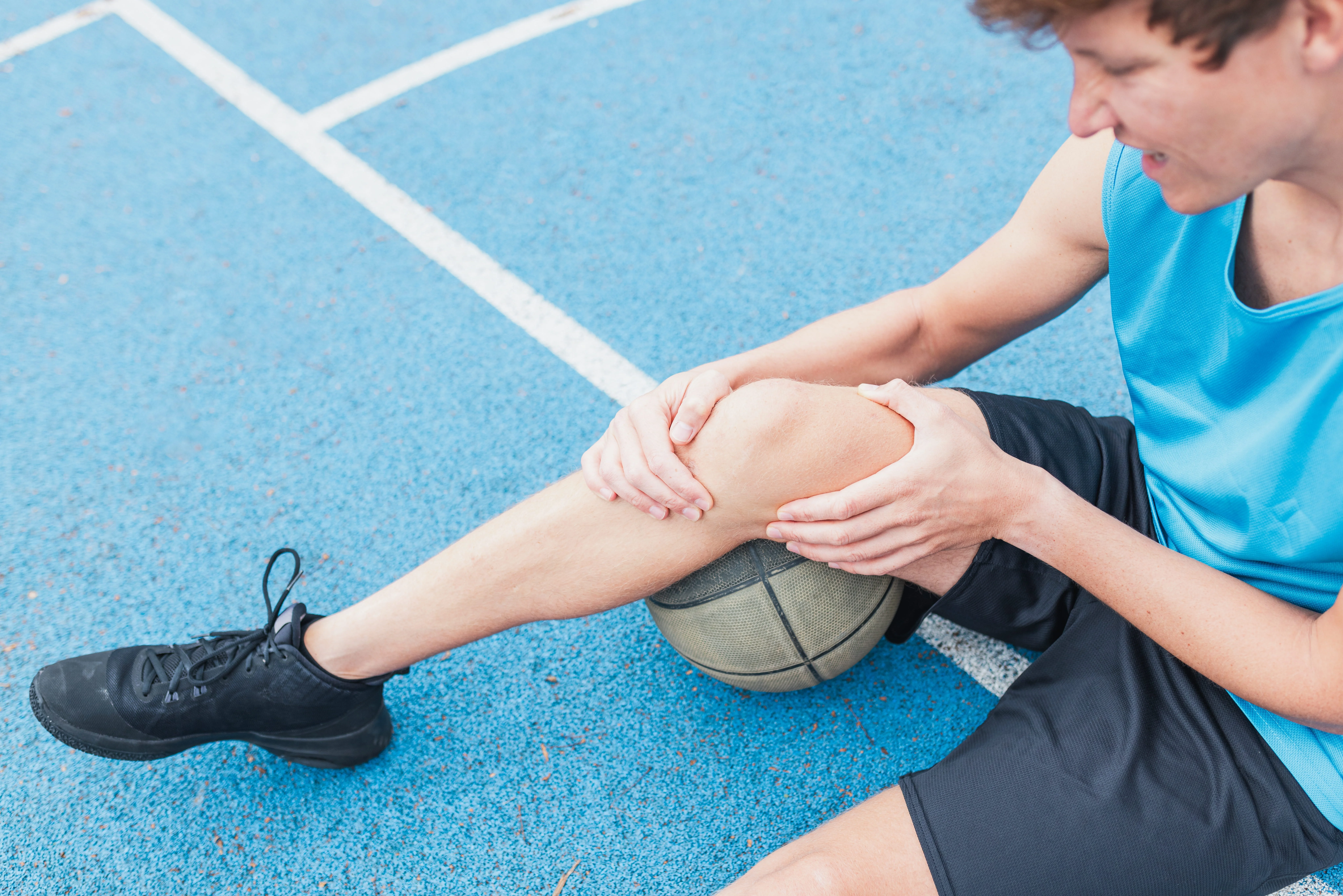 athlete with sports knee injury